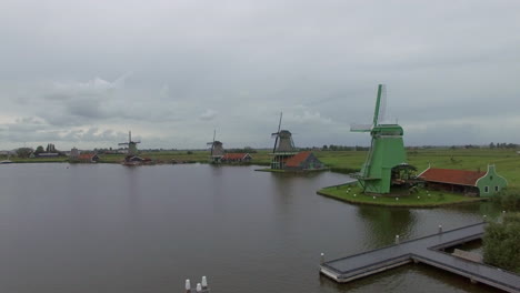 Windmühlen-Am-Flussufer-Und-Luftaufnahme-Der-Grünen-Wiese