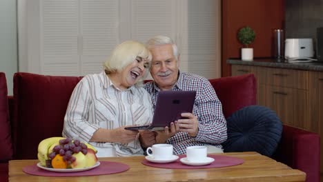 Pareja-De-Abuelos-Mayores-Hablando-Y-Usando-Una-Computadora-Portátil-Digital-En-Casa.-Cierre-De-Emergencia-Por-Coronavirus