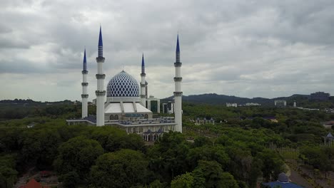 imágenes aéreas - sobrevuelo de una mezquita en un día nublado.