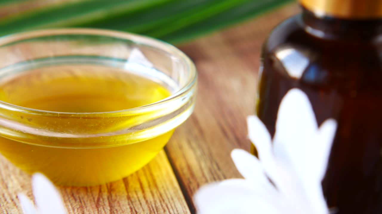 나무 테이블에 있는 자연스러운 피부 관리 제품