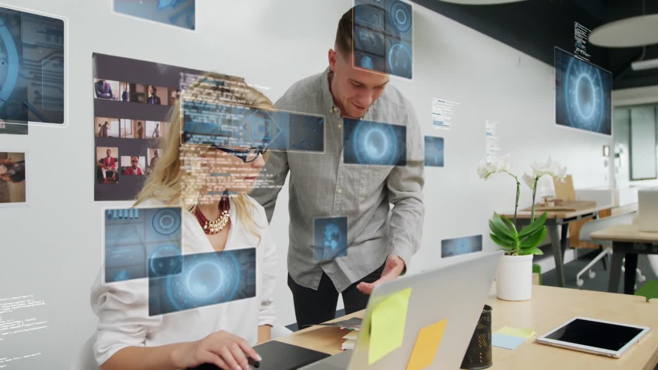 animación de globos, radares, lenguaje informático, compañeros de trabajo caucásicos discutiendo informes en la computadora portátil