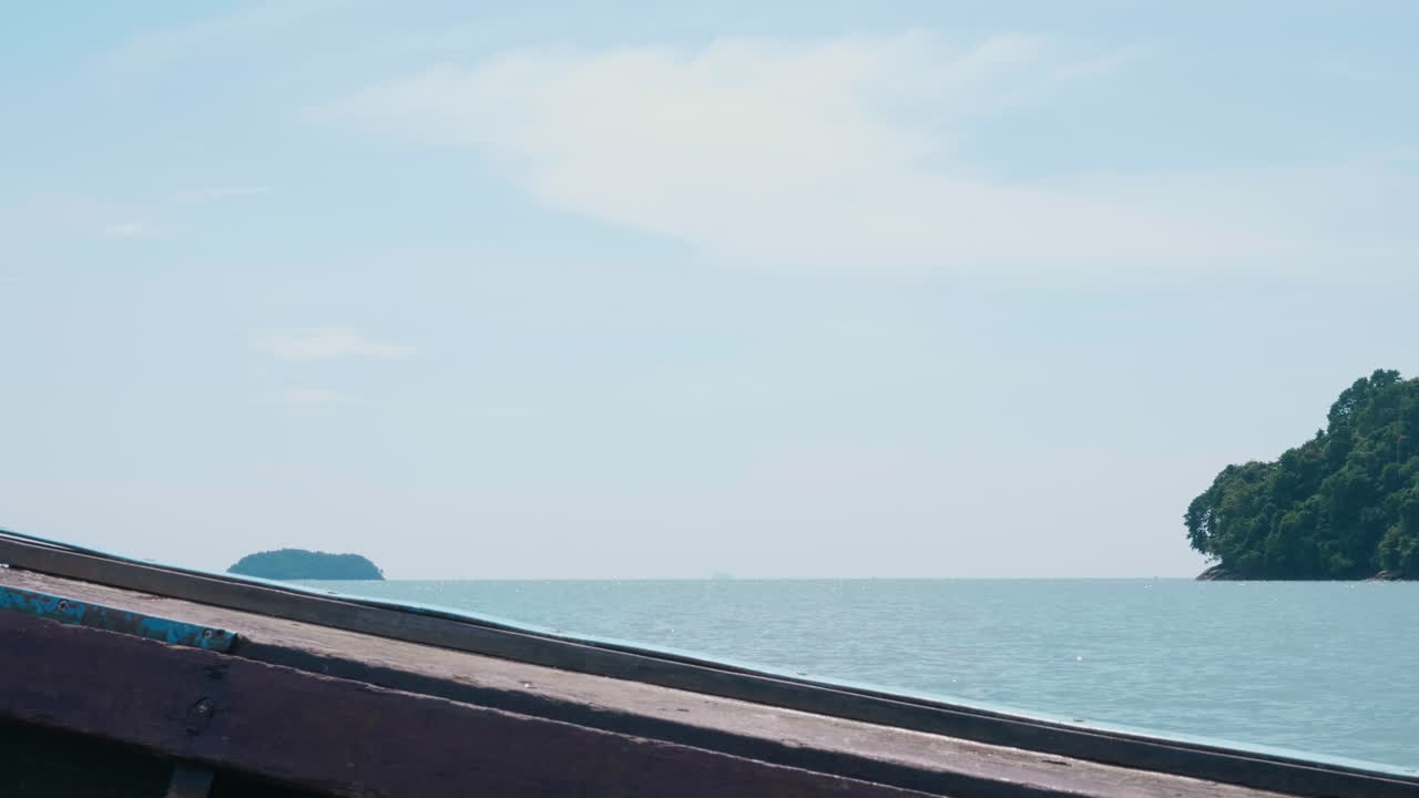 배 에서 바다 를 바라보는 모습