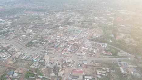 Toma-Aérea-Volando-Sobre-Un-Pueblo-Africano-Rural-Y-Remoto-Al-Atardecer