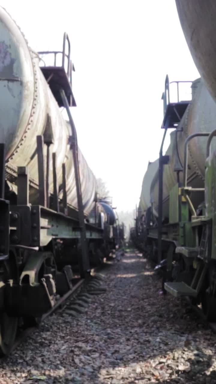 viejos trenes cisterna en las vías