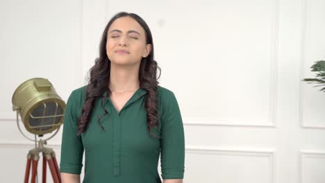 Indische-Frau-Meditiert-Und-Entspannt