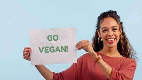 mujer, signo vegano o cartel en el estudio