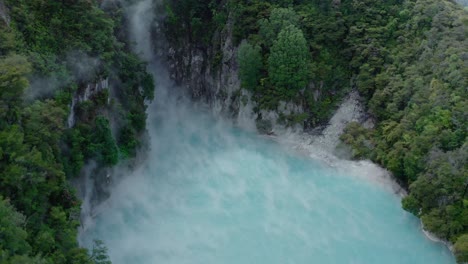 el vapor se eleva desde las mágicas aguas termales hidrotermales azules en nueva zelanda
