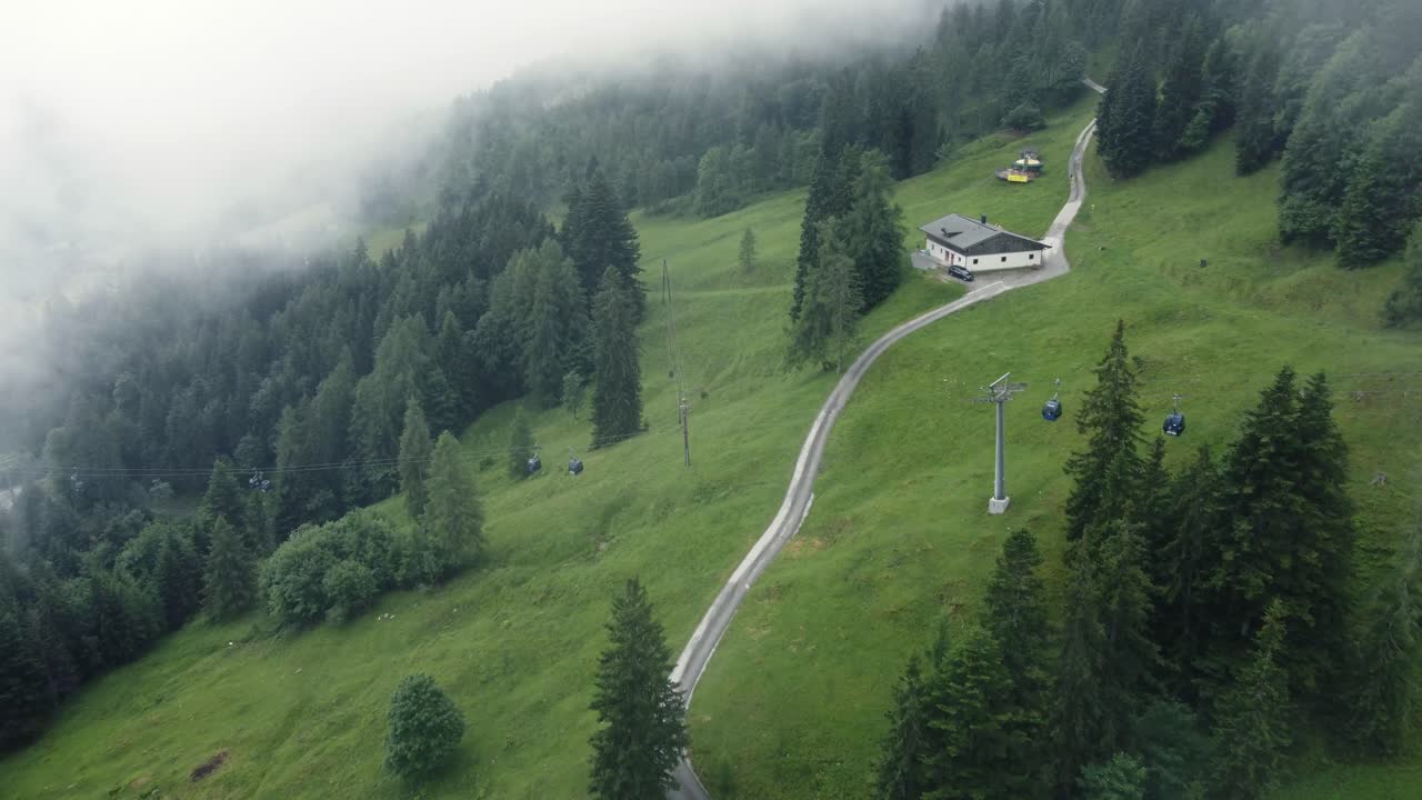 montañas en las nubes dron austria alpes