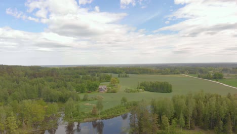 Vista-De-Pájaro-Sobre-El-Lago-Del-Hermoso-Parque-En-Kurzeme,-Letonia,-Día-Nublado