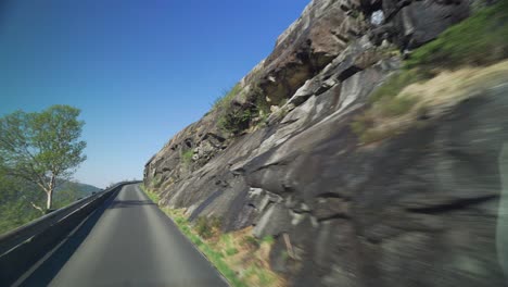 Eine-Fahrt-Auf-Der-Schmalen-Bergstraße-Bei-Fossmork,-Norwegen