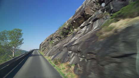 un paseo por la estrecha carretera de montaña cerca de fossmork, noruega