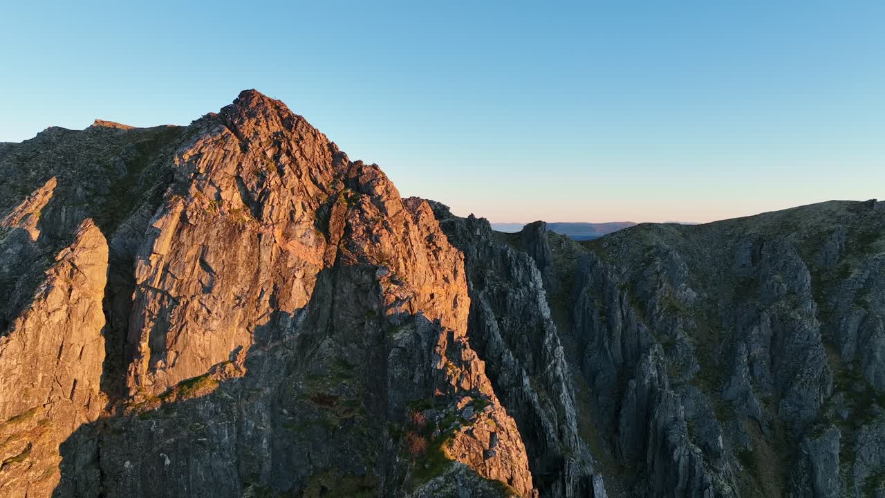 Riprese aeree di Andøya, Norvegia, con scogliere a picco, montagne e oceano durante l'ora d'oro. Perfetto per progetti cinematografici, di viaggio e naturalistici con paesaggi artici mozzafiato.