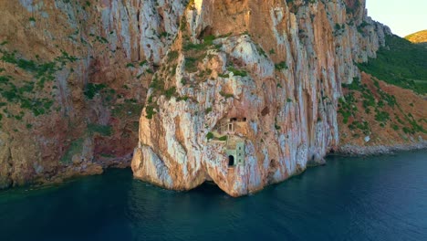 El-Histórico-Puerto-Minero-Porto-Flavia-Construido-En-La-Costa-Suroeste-De-Cerdeña.