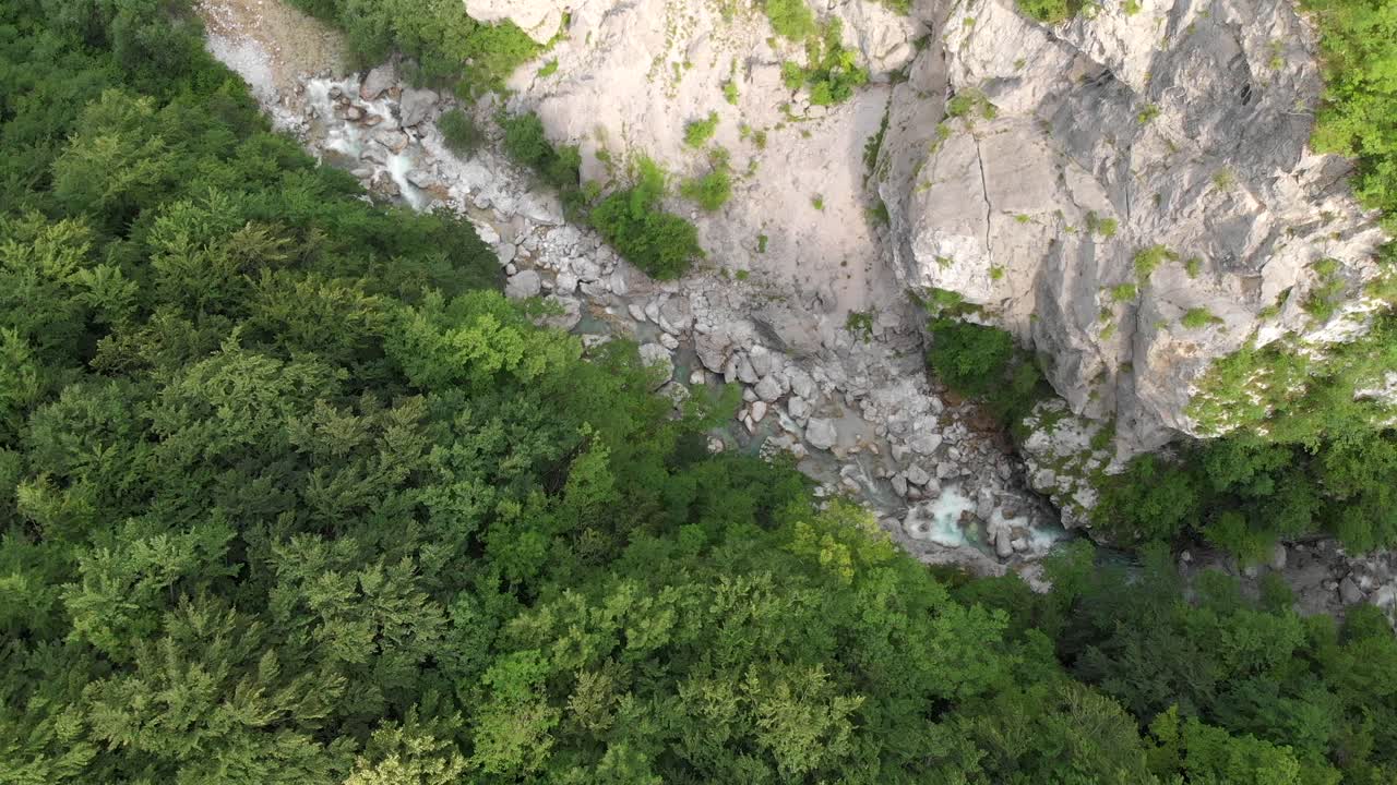 drones se elevan sobre un cañón aislado con un río salvaje y grandes rocas en verano