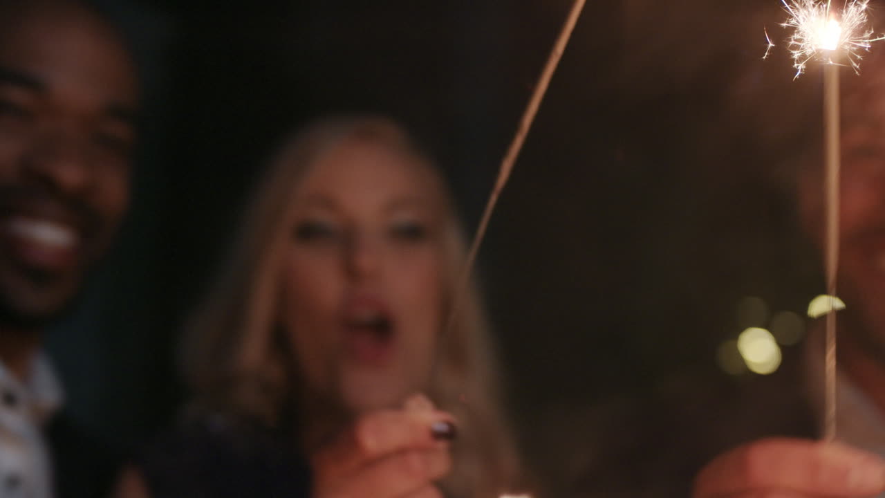 сексуальная группа друзей на гламурной вечеринке освещение искры