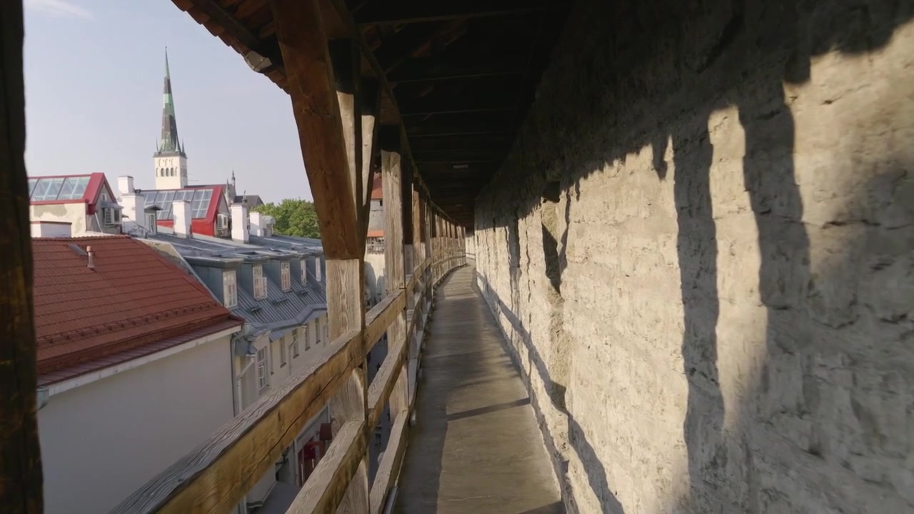 POV mentre si cammina sulle mura della città di Tallinn, Estonia
