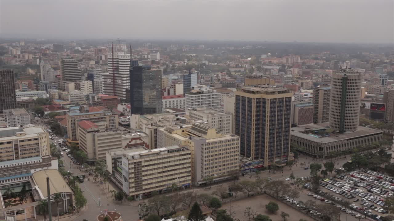 una vista elevada de la zona metropolitana de nairobi que muestra rascacielos en un día nublado