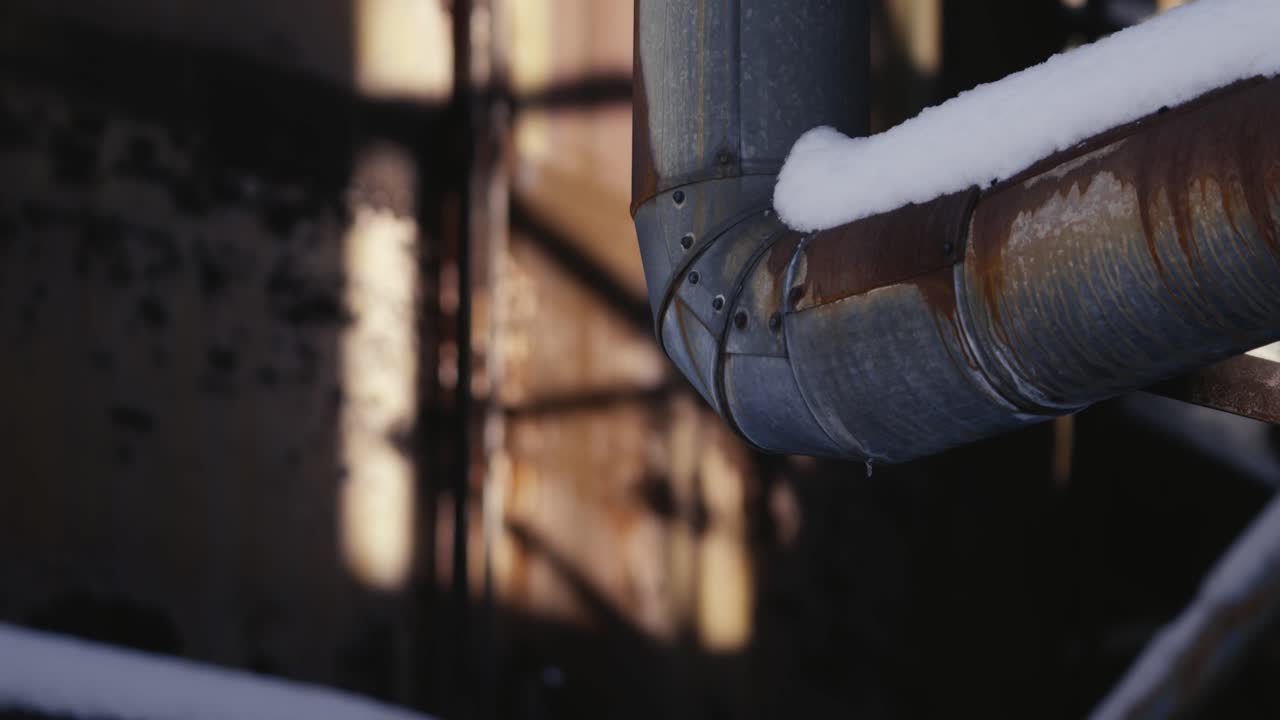 tubo nevado en una fábrica industrial abandonada