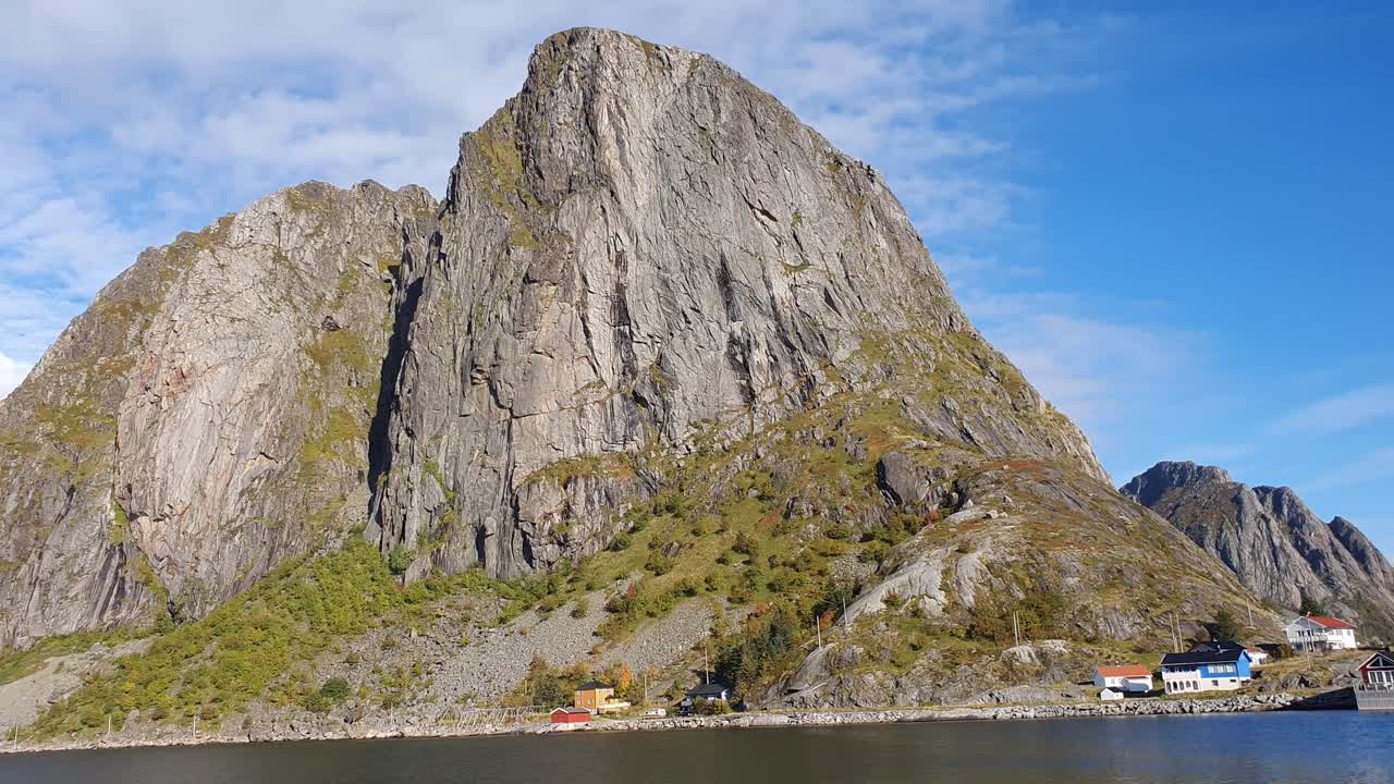 노르웨이 의 로포텐 섬 에 있는 하모이 만 을 바라보는 풍경