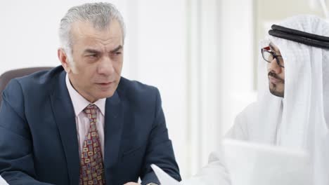 hombres de negocios árabes de oriente medio