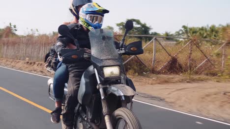 pareja de motos de cross cruzando la jungla de cerca a gran velocidad