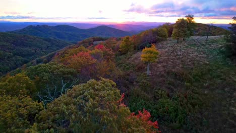 retiro aéreo con el color de las hojas de otoño y otoño en las montañas de los apalaches entre boone y blowing rock nc, carolina del norte