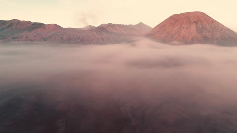 monte bromo una vista aérea de 360 cubierta de niebla en la hora dorada, indonesia