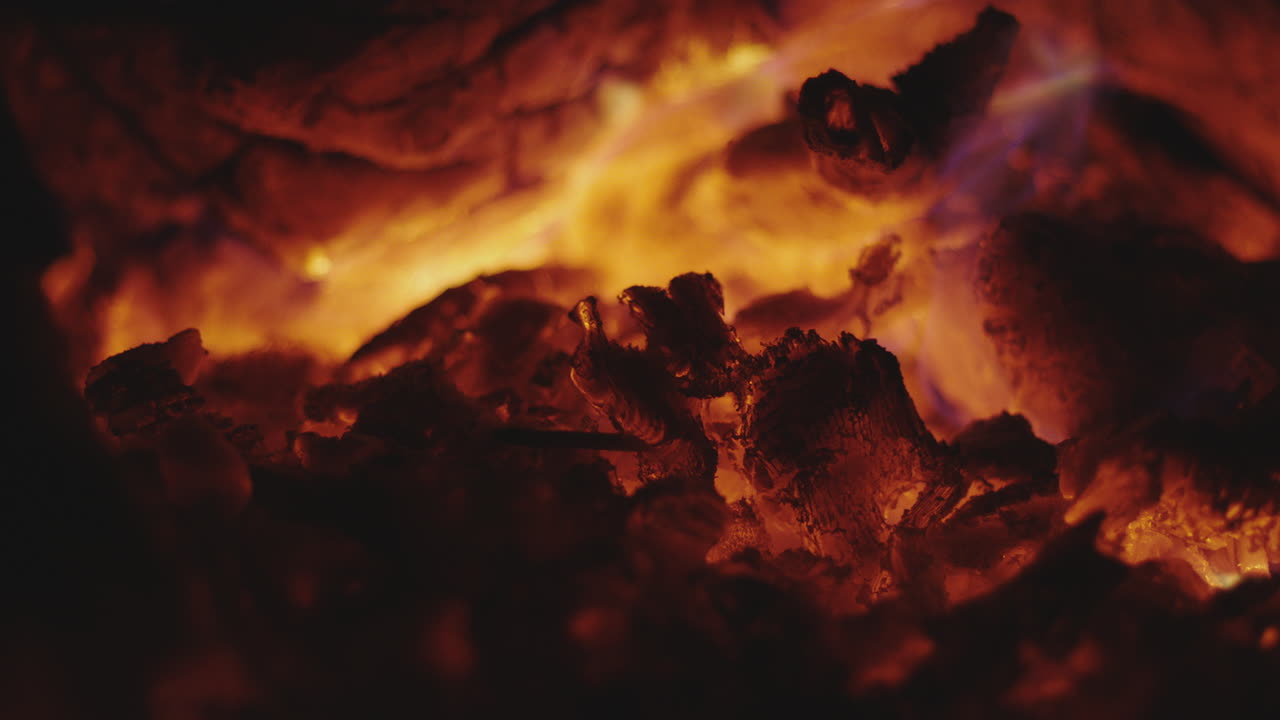 Nahaufnahme von glühenden Kohlen und Flammen