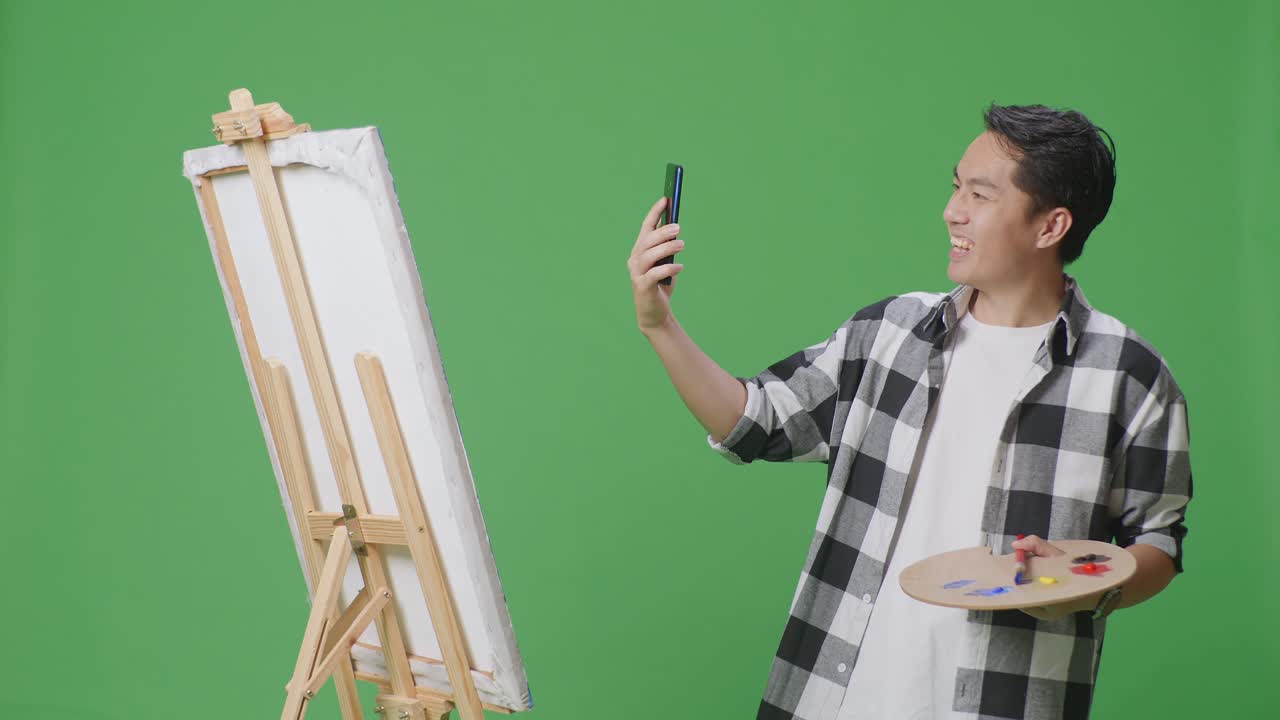 예술가들이 그들의 그림과 함께 셀피를 찍고 있습니다.