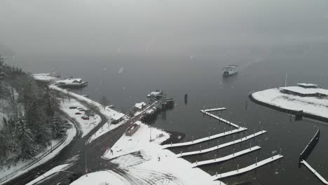 Eine-Washington-State-Ferry-Taucht-Aus-Dem-Nebel-Und-Einem-Schneesturm-Auf,-Um-Am-Terminal-Anzudocken,-Aus-Der-Luft