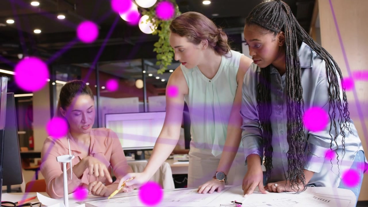 Tre donne che lavorano a dei progetti, una matita al centro che punta e avvia nodi e linee magenta, guidando la progettazione