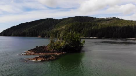 imágenes de drones de 4k de una hermosa playa vacía con agua azul, paisajes de la costa oeste de columbia británica, canadá