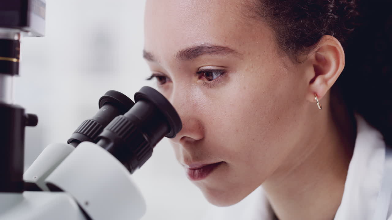 현미경을 사용하는 젊은 과학자