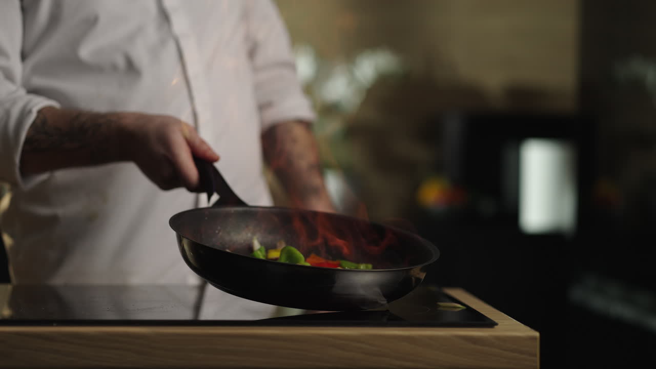 chef cocinando verduras en una sartén