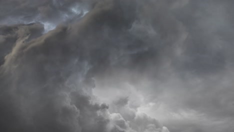 Der-Blitz-Schlug-Ein-Und-Am-Dunklen-Himmel-Bildete-Sich-Eine-Gewitterwolke