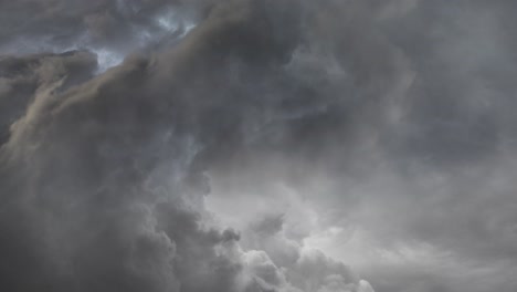 cayó un rayo y hubo una nube de tormenta en el cielo oscuro