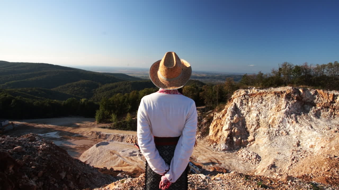mujer rumana camina por la montaña y admira la cantera de piedra 2