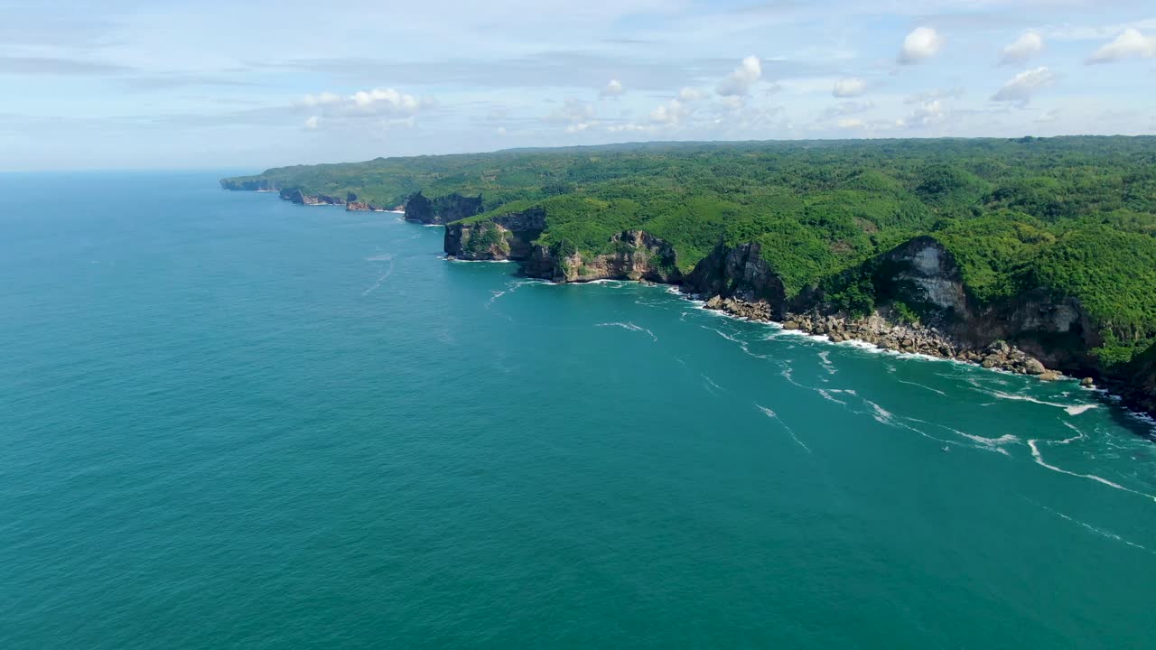 panorama aéreo impresionante kesirat, acantilados de la costa de java bañados por tranquilas olas del océano