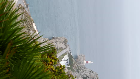 Vertical---Faro-De-Europa-Point-En-La-Niebla-Visto-Desde-Los-Escalones-Del-Mediterráneo-En-Gibraltar