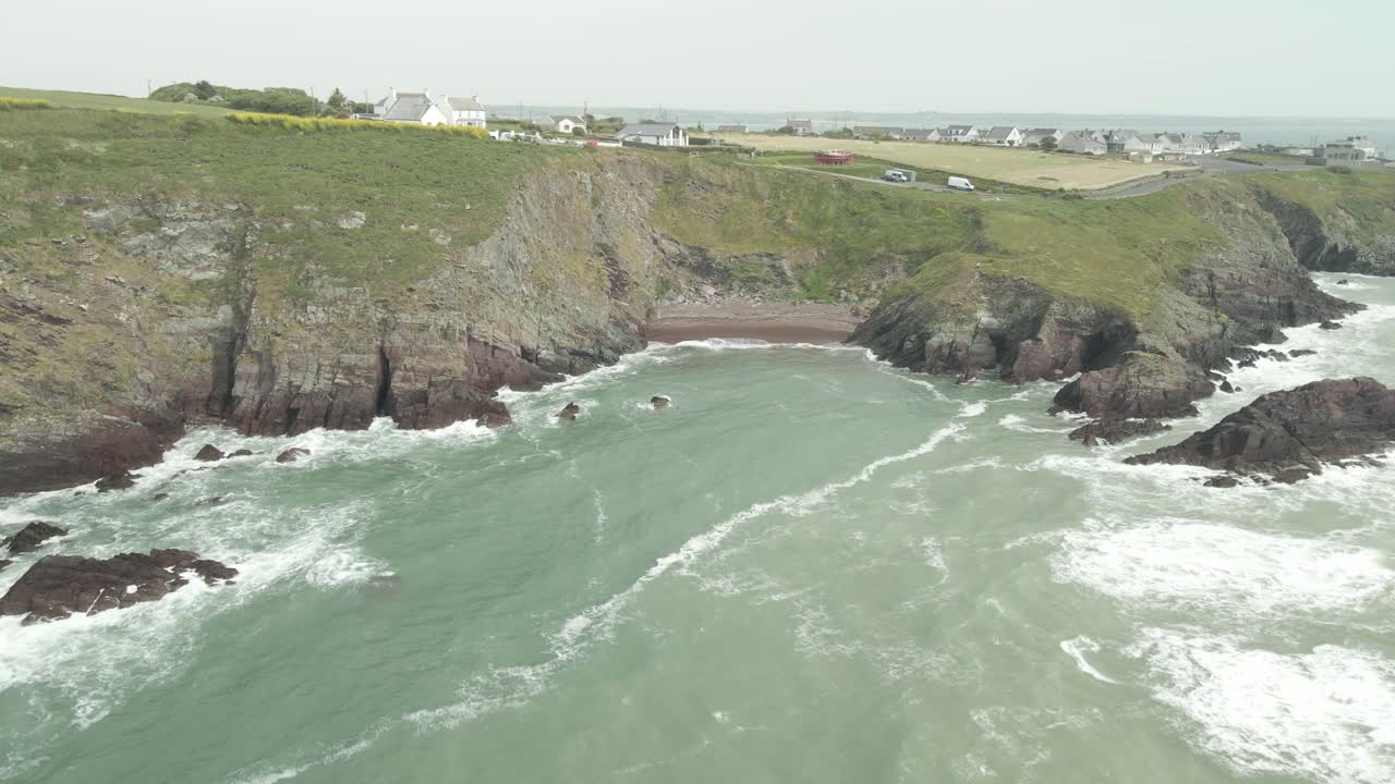 acantilados escénicos y paisajes marinos en ballycotton, condado de cork, irlanda - toma aérea de un dron