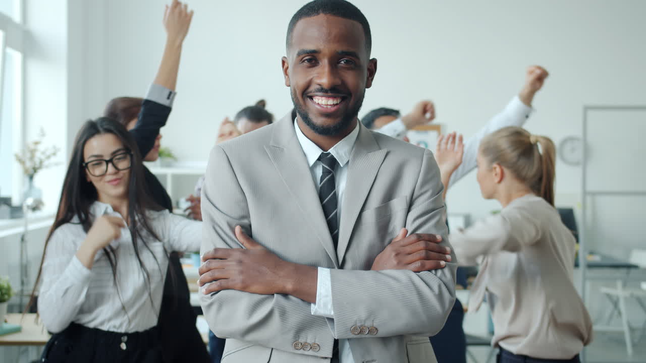 feliz equipo de negocios celebrando