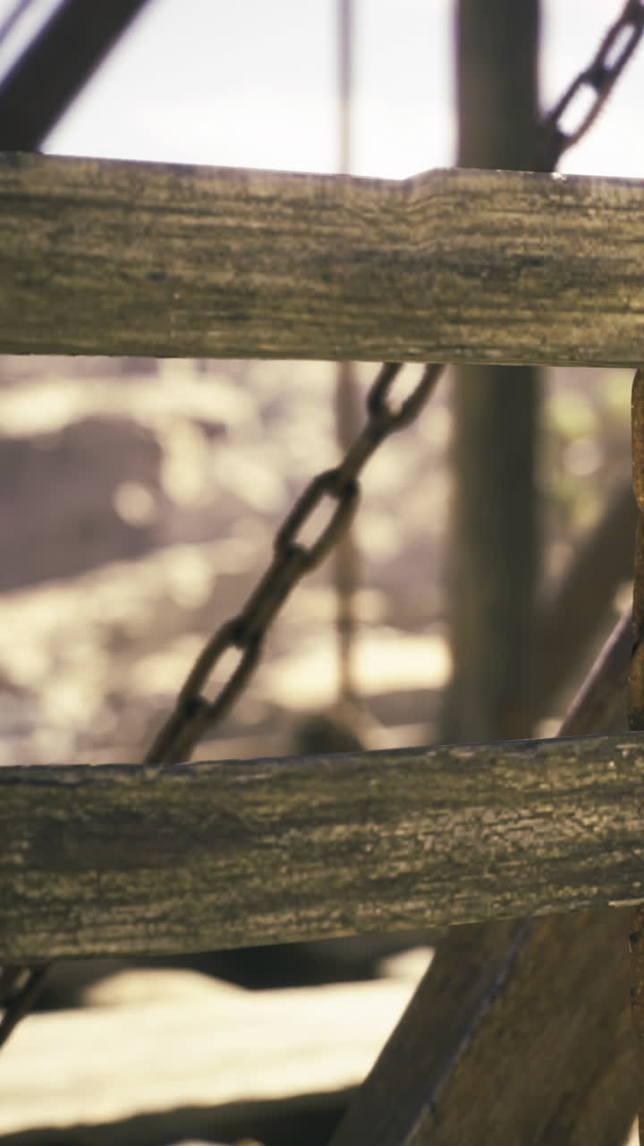 Recinzione rustica in legno che mostra un fascino vissuto in un sereno paesaggio rurale.