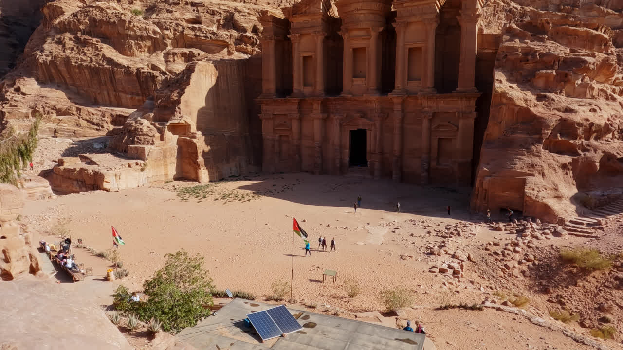 de arriba hacia abajo revelan la toma de las antiguas ruinas del monasterio en petra