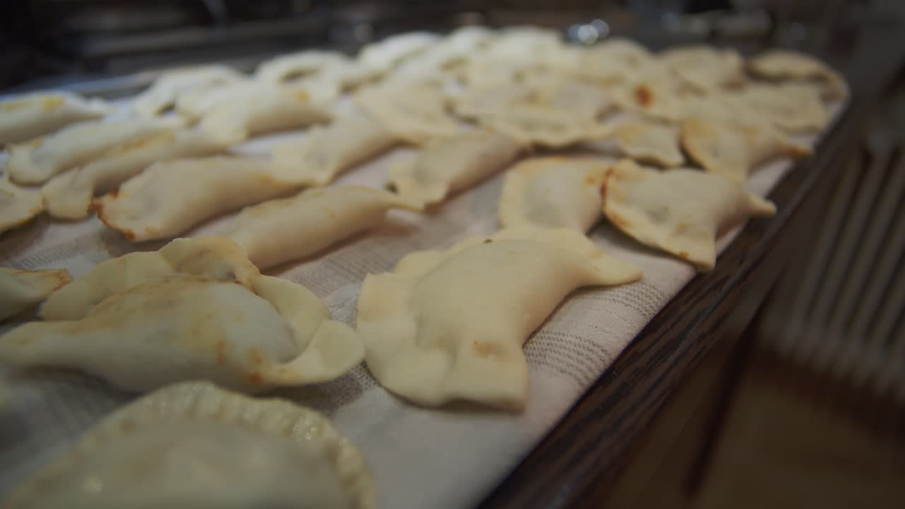 Preparazione autentica di pierogi in una cucina rustica casalinga
