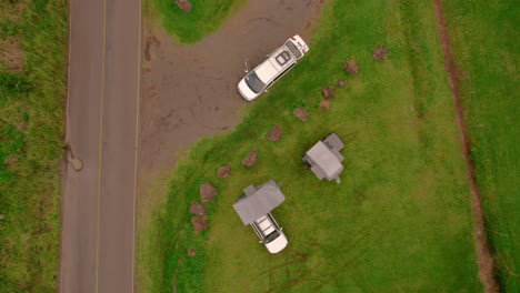 vista descendente de 2 vehículos campervan blancos en el campo cerca de la carretera