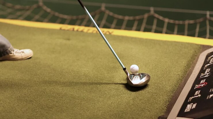 Praticare lo swing del golf in un campo pratica