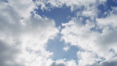 imágenes de video de 4k de nubes esponjosas en el cielo