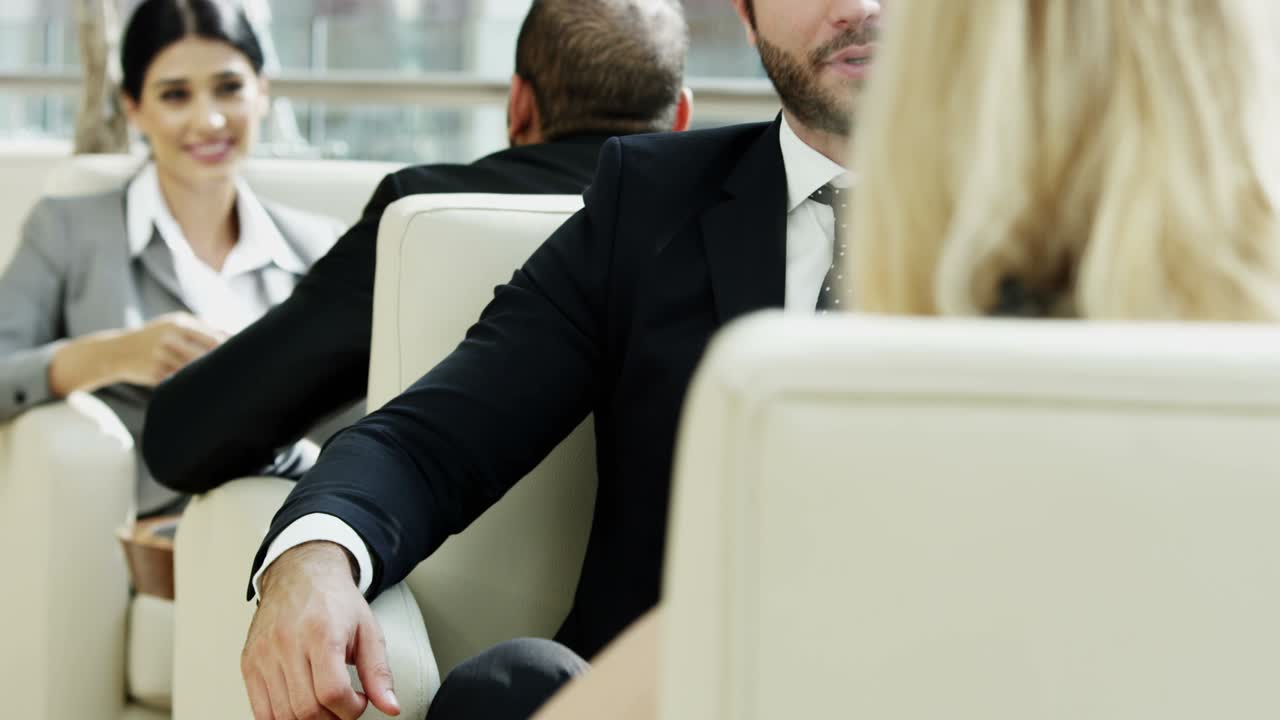 ejecutivos de negocios de oriente medio y occidente se reúnen