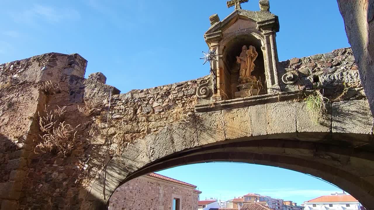 Cáceres. Città monumentale. Arco de la Estrella (Arco della Stella). Arco in pietra, ingresso a un complesso monumentale. Set cinematografico della serie TV Il Trono di Spade