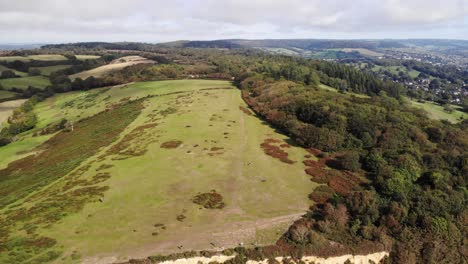 Vista-Aérea-De-La-Pintoresca-Colina-Inglesa-Con-árboles-En-Devon